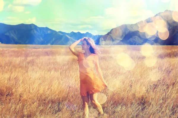 Девушка Поле Горы Одеваются Свободы Экологически Чистые Летний Пейзаж Активного — стоковое фото