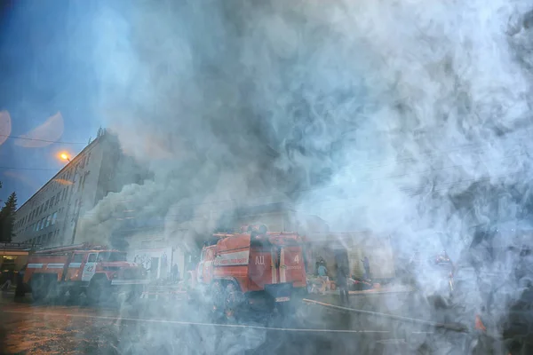 Vologda Rússia Setembro Fogo Caminhão Vermelho Noite Cidade Fogo Fumaça — Fotografia de Stock