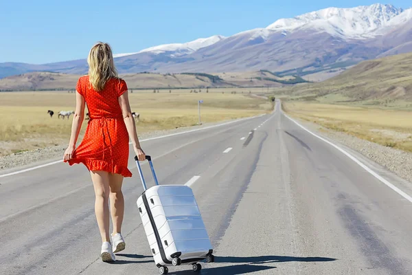 Meisje Wandelen Snelweg Met Bagage Koffer Reizen Uitzicht Van Achteren — Stockfoto