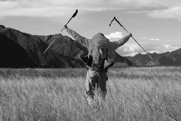 Trekking Hory Muž Chůze Hole Cestování Dobrodružství Muž Batohem — Stock fotografie