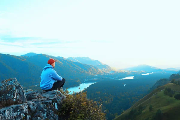 Gars Montagnes Assis Mâle Touriste Voyage Actif Été — Photo