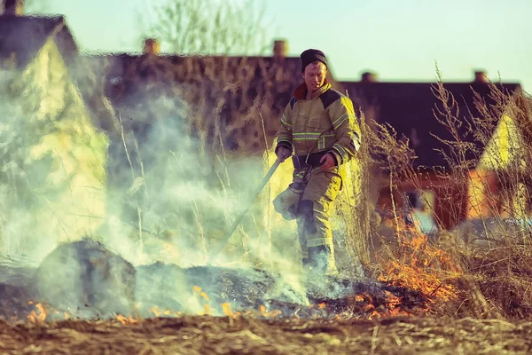 ロシアのヴォルダ 4月22日 草が燃えている 火が走っている 消防士が森林火災を消火する April 2019ロシアのヴォルダ — ストック写真