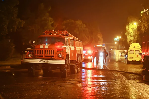 Vologda Rússia Setembro Fogo Caminhão Vermelho Noite Cidade Fogo Fumaça — Fotografia de Stock