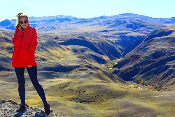 Bella Femmina Montagna Con Umore Meditazione Natura Paesaggio Estate — Foto Stock