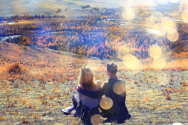 Casal Abraçando Paisagem Montanhas Romance Aventura Felicidade Juntos Ativo — Fotografia de Stock