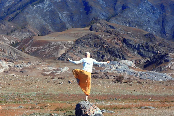 Buddismo Meditazione Viaggi Uomo Che Yoga Pantaloni Gialli Tradizionali Natura — Foto Stock
