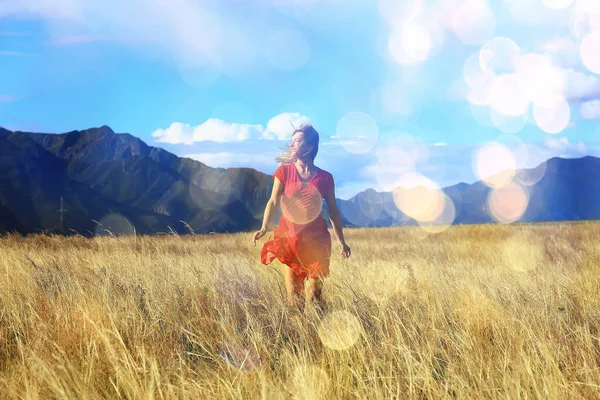 Tyttö Alalla Vuoret Pukeutua Vapaus Ympäristöystävällinen Kesä Maisema Aktiivinen Lepo — kuvapankkivalokuva