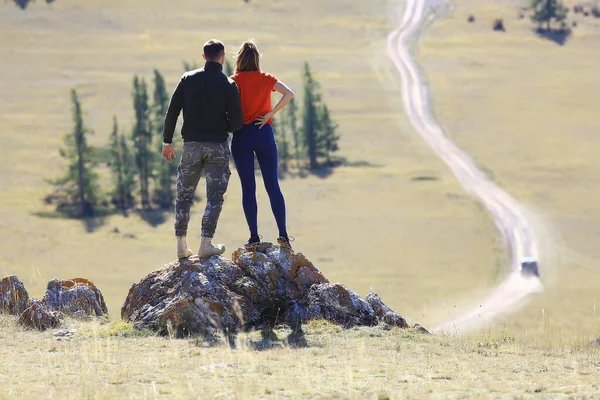 Casal Viagens Montanhas Viagens Natureza Vista Homem Mulher Atividades Livre — Fotografia de Stock