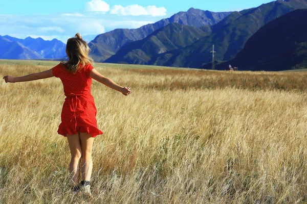 소녀는 자유롭고 친환경적 풍경에 활기가 넘친다 — 스톡 사진