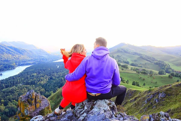 Coppia Che Abbraccia Montagna Paesaggio Romanticismo Felicità Avventura Insieme Attivo — Foto Stock