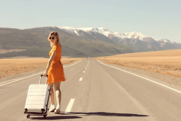 Sexy Girl Dress Suitcase Highway Summer Travel Freedom Woman Tourist — Stock Photo, Image