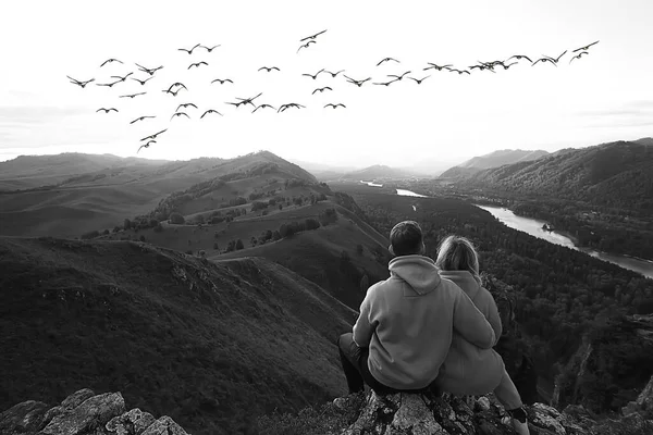 Conceito Liberdade Casal Apaixonado Uma Paisagem Com Pássaros Voando — Fotografia de Stock