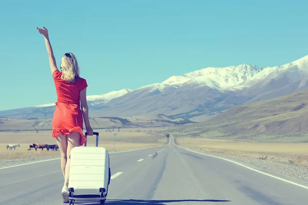 Girl Walking Highway Luggage Suitcase Travel View Back Landscape America — Stock Photo, Image