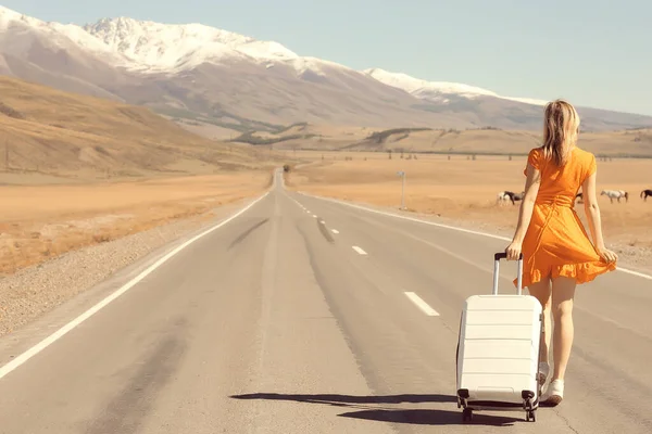 公路上穿着手提箱的性感女孩 夏天旅行的自由 女游客 — 图库照片