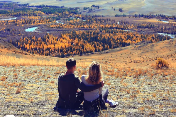 Casal Outono Altai Amantes Montanhas Aventuras Ativas Viagens Turismo Feliz — Fotografia de Stock