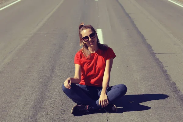 Mooie Vrouw Bergen Met Meditatie Stemming Natuur Landschap Zomer — Stockfoto