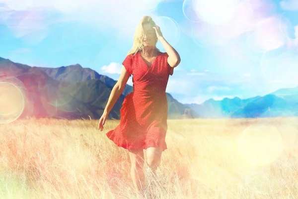 Mädchen Auf Dem Feld Berge Kleid Freiheit Umweltfreundlich Sommer Landschaft — Stockfoto