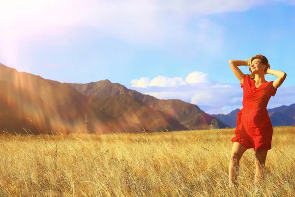 Ragazza Nel Campo Montagne Vestire Libertà Eco Friendly Paesaggio Estivo — Foto Stock