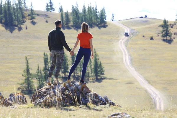 Casal Viagens Montanhas Viagens Natureza Vista Homem Mulher Atividades Livre — Fotografia de Stock