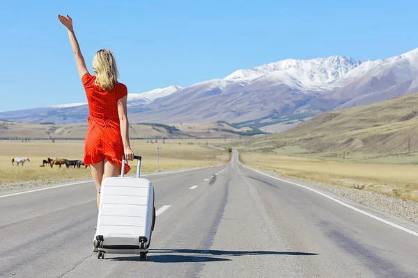 Girl Walking Highway Luggage Suitcase Travel View Back Landscape America — Stock Photo, Image