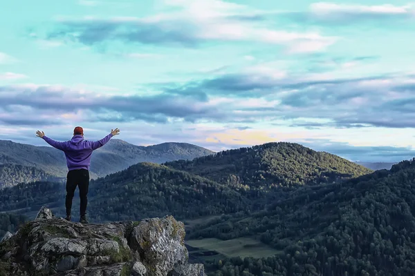 Homme Montagne Leva Les Mains Concept Liberté Victoire Aventure Active — Photo