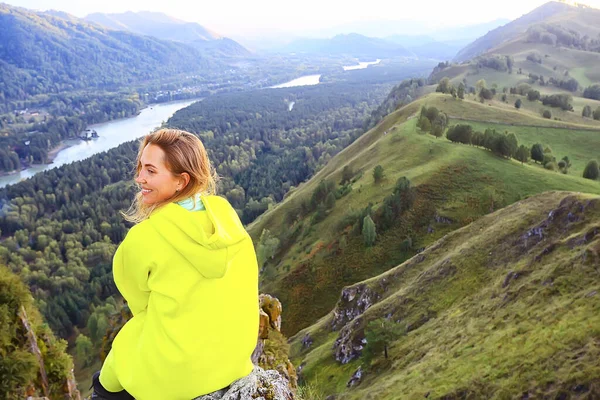 Bella Femmina Montagna Con Umore Meditazione Natura Paesaggio Estate — Foto Stock