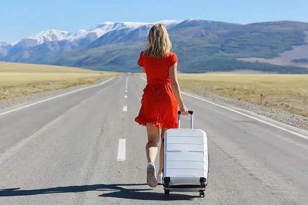 Meisje Wandelen Snelweg Met Bagage Koffer Reizen Uitzicht Van Achteren — Stockfoto