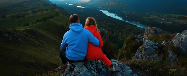 Paar Knuffelen Bergen Landschap Romantiek Geluk Avontuur Samen Actief — Stockfoto