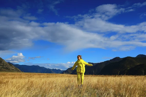 Campo Montagne Salto Ragazza Stile Vita Attivo All Aperto Libertà — Foto Stock