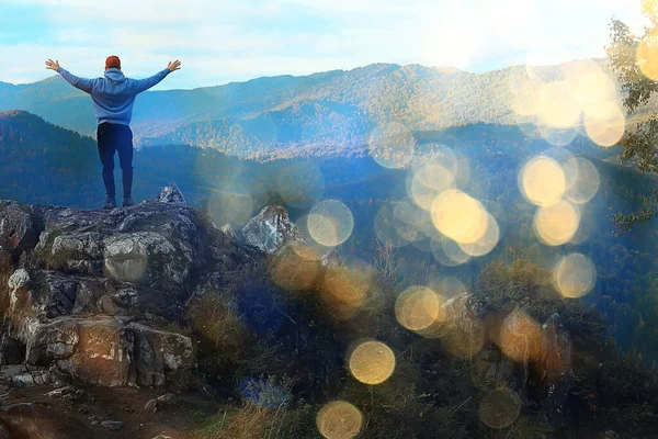Montanha Homem Levantou Mãos Conceito Liberdade Vitória Aventura Ativa — Fotografia de Stock