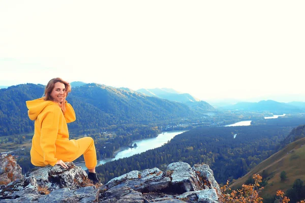 Bella Femmina Montagna Con Umore Meditazione Natura Paesaggio Estate — Foto Stock