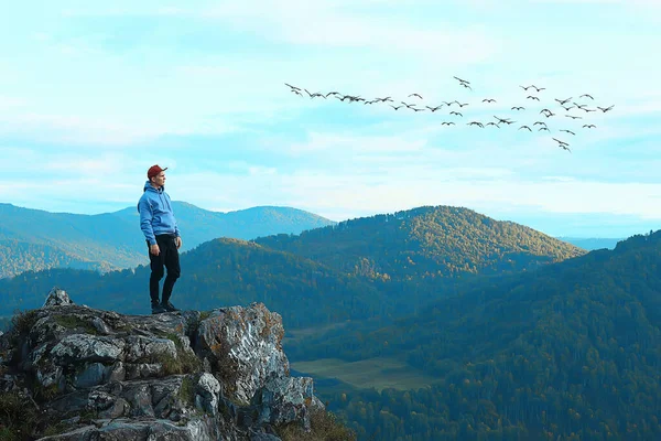 Person Fliegende Vögel Freiheit Berge Gewinner Urlaubskonzept Natur Outdoor Landschaft — Stockfoto