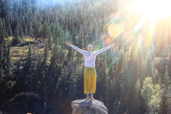 Buddhizmus Meditáció Utazás Ember Csinál Jóga Hagyományos Sárga Nadrág Természetben — Stock Fotó