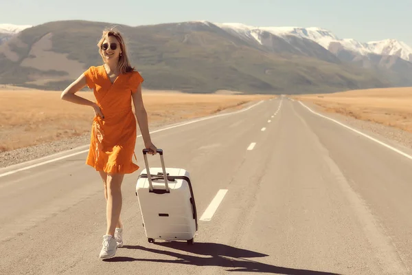 Sexy Girl Dress Suitcase Highway Summer Travel Freedom Woman Tourist — Stock Photo, Image