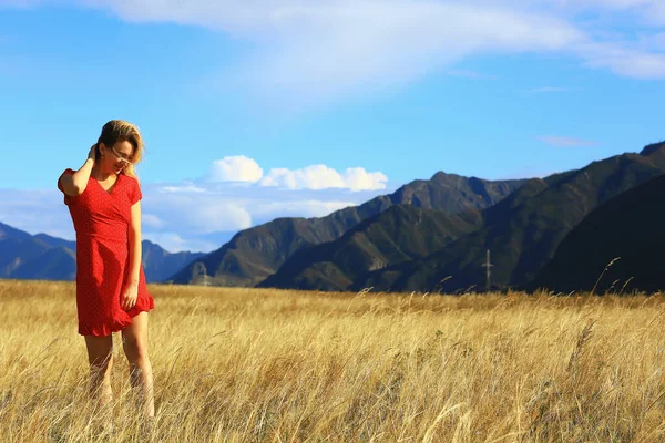 女孩在田野里穿着自由 生态友好 夏季风景积极休息 — 图库照片