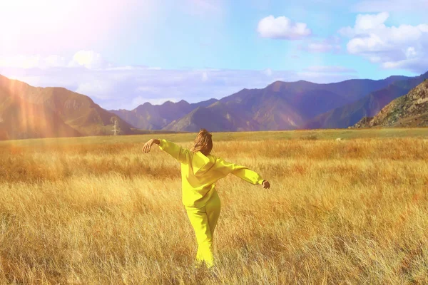 Campo Montagne Salto Ragazza Stile Vita Attivo All Aperto Libertà — Foto Stock