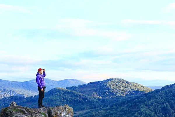 Muž Horách Meditačním Duchem Cestování Příroda Outdoorové Aktivity — Stock fotografie