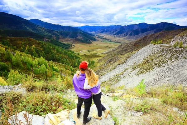 Pareja Abrazándose Montañas Paisaje Romance Felicidad Aventura Juntos Activo — Foto de Stock