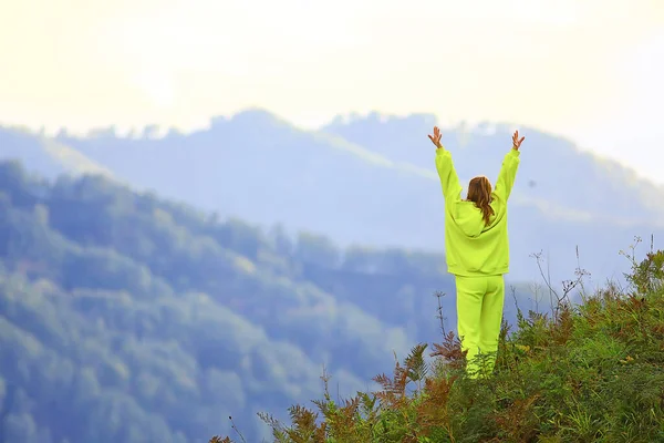 Montanha Menina Levantou Mãos Para Cima Aventura Natureza Liberdade Feminino — Fotografia de Stock