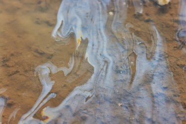 Dökülmüş benzin gökkuşağı arka planı, endüstriyel tehlike kirliliği, soyut doku çok renkli