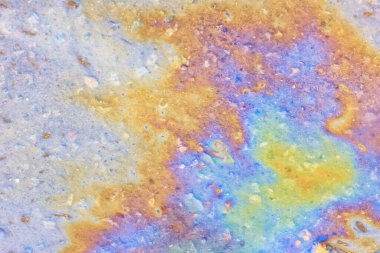 Benzin birikintisi, ıslak yağ çok renkli gökkuşağı kirliliği sızıntısı.