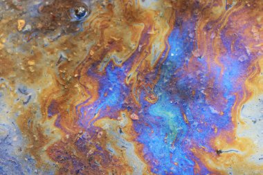 Benzin birikintisi, ıslak yağ çok renkli gökkuşağı kirliliği sızıntısı.