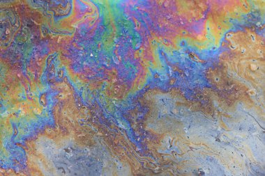 Benzin birikintisi, ıslak yağ çok renkli gökkuşağı kirliliği sızıntısı.