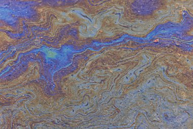 Benzin birikintisi, ıslak yağ çok renkli gökkuşağı kirliliği sızıntısı.