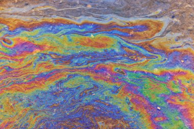 Benzin birikintisi, ıslak yağ çok renkli gökkuşağı kirliliği sızıntısı.