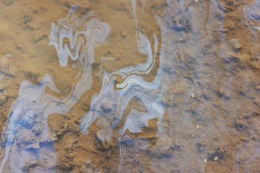 Dökülmüş benzin gökkuşağı arka planı, endüstriyel tehlike kirliliği, soyut doku çok renkli