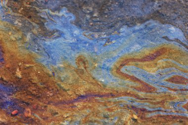 Dökülmüş benzin gökkuşağı arka planı, endüstriyel tehlike kirliliği, soyut doku çok renkli