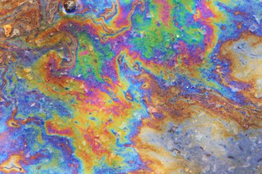 Dökülmüş benzin gökkuşağı arka planı, endüstriyel tehlike kirliliği, soyut doku çok renkli