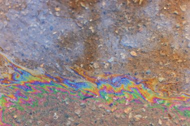 Dökülmüş benzin gökkuşağı arka planı, endüstriyel tehlike kirliliği, soyut doku çok renkli