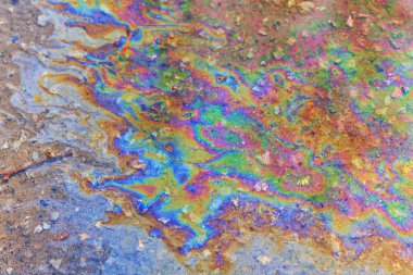 Benzin birikintisi, ıslak yağ çok renkli gökkuşağı kirliliği sızıntısı.